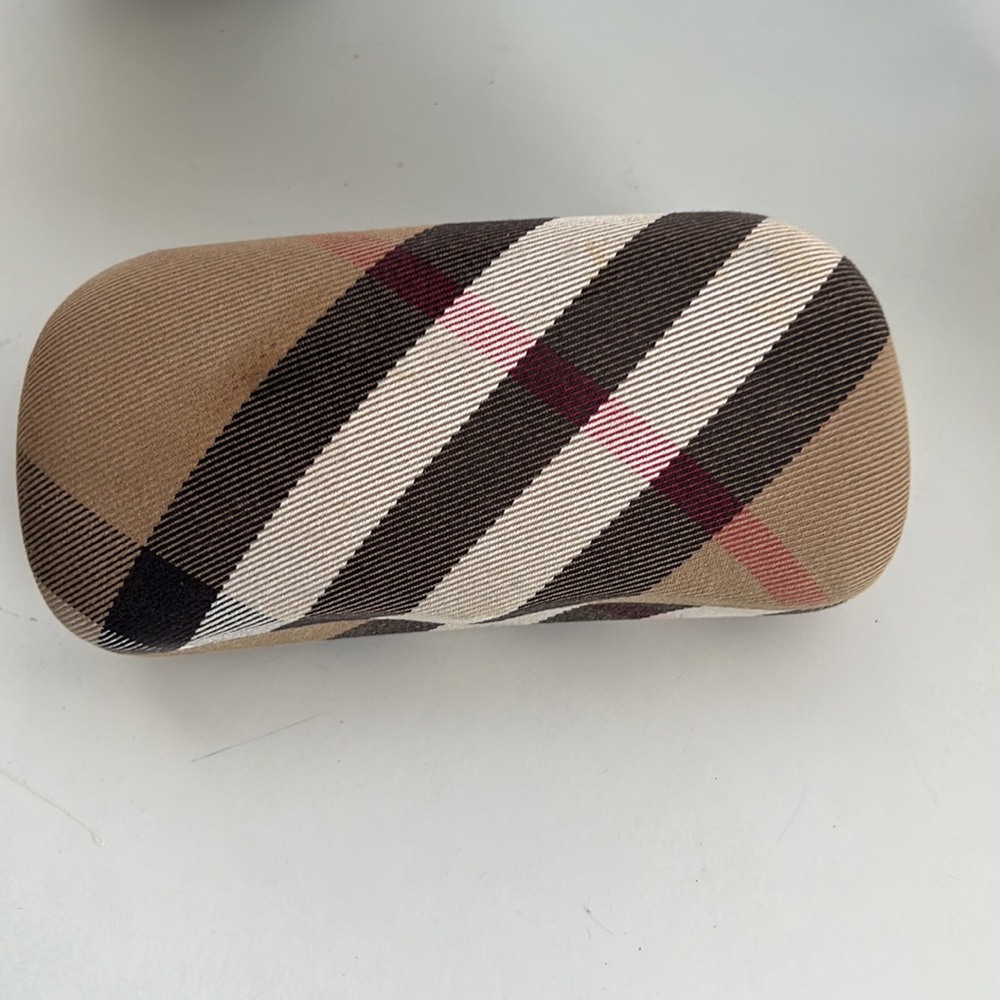 Beautiful Burberry Sunglasses with sunglass case and cleaning cloth! - Picture 7 of 7